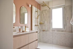 Transformation complète d’une salle de bain réalisée par notre équipe : plomberie, placo, carrelage, peinture et finitions.